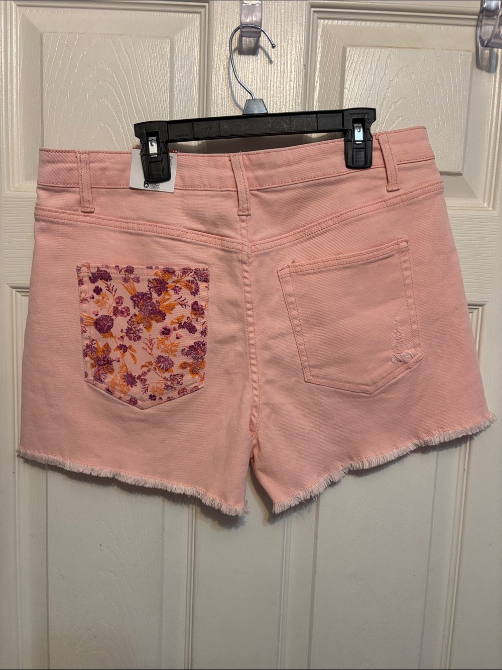 NEW Women’s Time and Tru Pink Distressed Denim Shorts with Floral Inset Sz 10 - Picture 2 of 4
